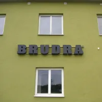 Brudra Radotín - Samostatná led prosvětlená písmena, opálové plexi + translucentní fólie, písmena na společné lakované konstrukci
 <div class="gallery-item-img-tags">samostatná písmena</div>