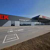 DEK Stavebniny Vestec - Samostatná LED prosvětlená písmena <div class="gallery-item-img-tags">samostatná písmena</div>