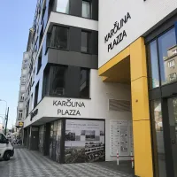 Karolina Plazza - Praha Karlín.
 <div class="gallery-item-img-tags">Samostatné znaky</div>