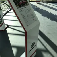 DongFeng. Bidli auto ve Vestci u Prahy. Stojany z plexiskla s polepovou grafikou.
  <div class="gallery-item-img-tags">Fóliová grafika | Atypické reklamy | Bondové panely</div>