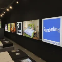 Ložnice 21 - Praha Poděbradská. Kedrové světelné panely s možnou výměnou grafiky.
<div class="gallery-item-img-tags">jednostranné panely</div>