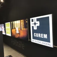 Ložnice 21 - Praha Poděbradská. Kedrové světelné panely s možnou výměnou grafiky.
<div class="gallery-item-img-tags">jednostranné panely</div>