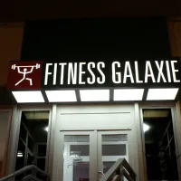 Fitness Galaxie - Konstrukce z Al opláštěná černým dibondem, texty + logo v rovině dibondu :plexi opál:, podsvětleno led diodami
 <div class="gallery-item-img-tags">bondové panely | jednostranné panely</div>