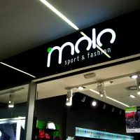 Molo OC Harfa - Dibondový panel černý lesklý, písmena opálová v rovině dibondu, podsvětleno led diodami
 <div class="gallery-item-img-tags">bondové panely | jednostranné panely</div>