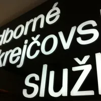 Odborné krejčovské služby Novodvorská - Dibondový panel černý lesklý, písmena opálová před rovinou dibondu 7 mm podsvětleno led diodami.

 <div class="gallery-item-img-tags">bondové panely | jednostranné panely</div>