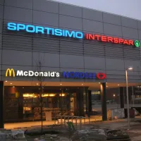 Sportisimo Praha Arkady - Samostatná led prosvětlená písmena, opálové plexi + translucentní fólie, písmena na společné lakované konstrukci.
<div class="gallery-item-img-tags">samostatná písmena</div>