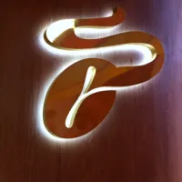 Tchibo_ccm - mosazné led podsvětlené zrno
 
 <div class="gallery-item-img-tags">samostatná písmena | atypická reklama</div>