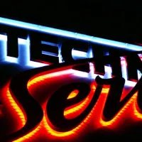 techniserv fasada - logo z Al lakovaného plechu, podsvětleno led diodami
 

 <div class="gallery-item-img-tags">jednostranné panely | samostatná písmena | atypická reklama</div>