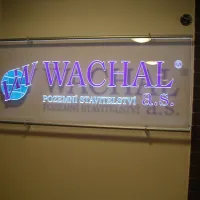 Wachal kulatý profil stříbrný s led páskem, čiré plexi tl.8 mm, gravírované, vylepené barevnými fóliemi
 <div class="gallery-item-img-tags">atypická reklama</div>