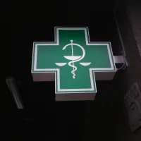 lékárenský kříž - boky reklamy - lakovaný plech, prosvětlená plocha - opálové plexisklo + řezaná grafika, zdroj prosvětlení - zářivky