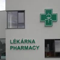 Lékárna - samostatná led prosvětlená písmena prosvětlená plocha - opálové plexisklo + řezaná grafika, boky písmen - lakovaný plech