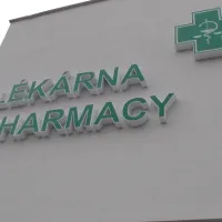 samostatná led prosvětlená písmena prosvětlená plocha - opálové plexisklo + řezaná grafika, boky písmen - lakovaný plech plexisklo je v bílé lemovací pásce, přišroubované ke korpusu z lakovaného plechu