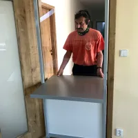 Mobilní ochranná přepážka do dveří. Z kvalitního hliníhového ránu, dibond stolečku, 4x koleček pro lehkou manipulaci, plexi štítu s otvorem.