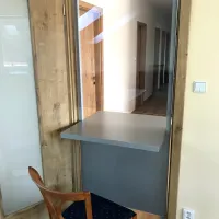 Mobilní ochranná přepážka do dveří. Z kvalitního hliníhového ránu, dibond stolečku, 4x koleček pro lehkou manipulaci, plexi štítu s otvorem.