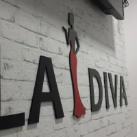 La Diva
<div class="gallery-item-img-tags">Samostatné znaky</div>