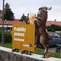 Velkopopovický Kozel. Materiál - Dřevo. Písmomalířství. 
<div class="gallery-item-img-tags">Atypické reklamy</div>