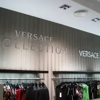 Versace
<div class="gallery-item-img-tags">Samostatné znaky</div>