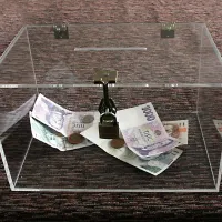 kasička na peníze, vyrobeno z plexiskla