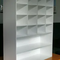 plastová police na DVD