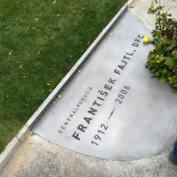 Gravírování písmen do masivní nerezové desky o rozměru 1,8 x 1 m pro památník Jaroslava Fajtla