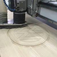 frezovani loga VW do dubové desky