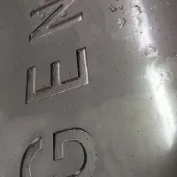 Gravírování písmen do masivní nerezové desky o rozměru 1,8 x 1 m pro památník Jaroslava Fajtla