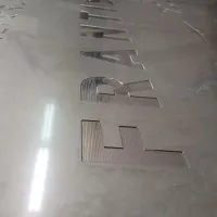 Gravírování písmen do masivní nerezové desky o rozměru 1,8 x 1 m pro památník Jaroslava Fajtla