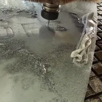 Gravírování písmen do masivní nerezové desky o rozměru 1,8 x 1 m pro památník Jaroslava Fajtla