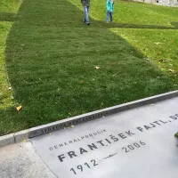 Rytá nerezová deska na památníku Jaroslava Fajtla