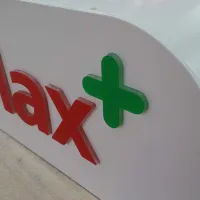 Dr. Max světelná výstrč. Prní je na řadě frézování, poté opláštění přesné usazení plexi písmen. Zbývá už jen namontovat.