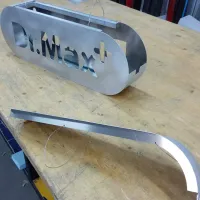 Dr. Max světelná výstrč. Prní je na řadě frézování, poté opláštění přesné usazení plexi písmen. Zbývá už jen namontovat.