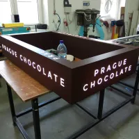 Prague Chocolaterie. První otestovat na dílně jestli vše svítí, až poté nainstalovat.