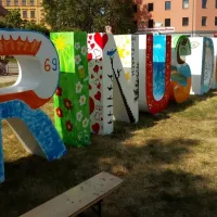 Gambrinus Den. Svařit rámy, nalakovat, usadit, pomalovat, udělat radost.