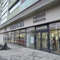 Městská knihovna Vozovna. 

<div class="gallery-item-img-tags">Fóliová grafika | Samostatné znaky</div>