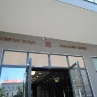 Okresní soud a krajský soud
<div class="gallery-item-img-tags">Samostatné znaky</div>