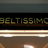 Beltissimo - plexi písmena polepená folií, vložená do bondového panelu. 
 <div class="gallery-item-img-tags">jednostranné panely | bondové panely</div>