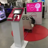 Bondový stajan T-mobile. Chytré auto. 
  <div class="gallery-item-img-tags">atypická reklama | bondové panely | totemy</div>