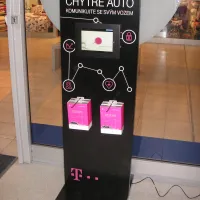 Bondový stojan T-mobile. Pos pop stojan. 
 <div class="gallery-item-img-tags">atypická reklama | totemy</div>