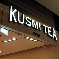 Kusmi Tea. Samostatná prosvícená písmena montovaná na sklo. 
<div class="gallery-item-img-tags">samostatná písmena</div>