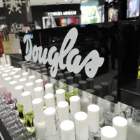 Douglas - doplňkový prodej. Grafika na černém plexisklu.
 <div class="gallery-item-img-tags">Fóliová grafika</div>