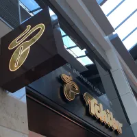 Tchibo projedna Praha. Světelná výstrč, logo Tchibo.
   <div class="gallery-item-img-tags">samostatná písmena | atypická reklama | bondové panely | oboustranné panely - výstrče</div>