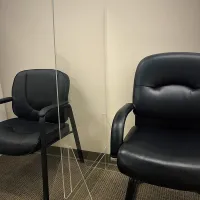 Ochranná bariéra z čirého plexiskla. Výška 1,5 - 2 m.