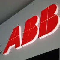 ABB  - Písmena opálová slepená s červeným plexisklem podsvětleno led diodami deska okolo - lakované lamino.jpg  <div class="gallery-item-img-tags">bondové panely | jednostranné panely</div>