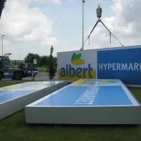 Albert hypermarket OC Šestka - montáž. <div class="gallery-item-img-tags">velkoplošná reklama</div>