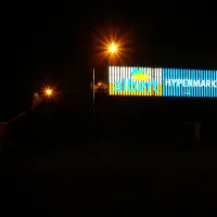 Albert Praha OC Šestka - Samostatná led prosvětlená písmena, opálové plexi + translucentní fólie, lamely za písmeny - lakovaný plech osazený neony
 <div class="gallery-item-img-tags">velkoplošná reklama | atypická reklama</div>