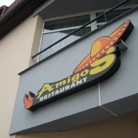 Amigos Radotín - jednostranný světelný panel, tvarovaný Al plech, plexi opálové v lemovací pásce k přichycení na korpus z plechu, grafika řezaná
 
 <div class="gallery-item-img-tags">jednostranné panely | atypická reklama</div>