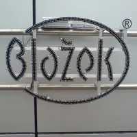 Blažek Arkády Pankrác - Samostatná písmena na společném rámu rám uchycen pomocí objímek k nerezovým trubkám svítící led pásek zafrézovaný do obvodu písmen
   <div class="gallery-item-img-tags">atypická reklama | samostatná písmena</div>